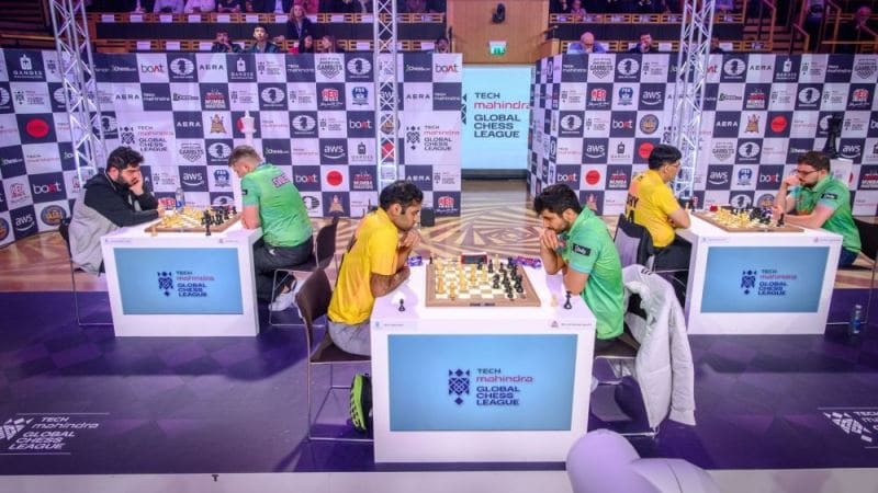 Индийские шахматисты сражаются друг против друга на Global Chess League